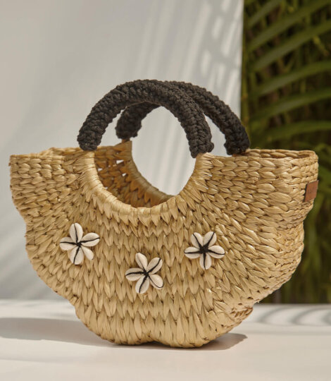 shell-shaped-small-straw-bag-with-black-handles-cowrie-shells-1