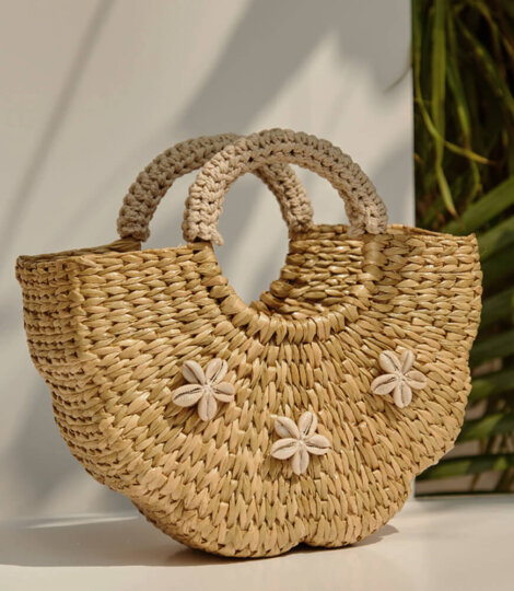 shell-shaped-small-straw-bag-with-white-handles-cowrie-shells-5