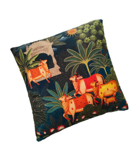 maatir-velvet-pichwai-cushion-cover-16×16-inch-decorative-throw-pillow-with-double-sided-folk-art-print-of-cows-and-trees (1)